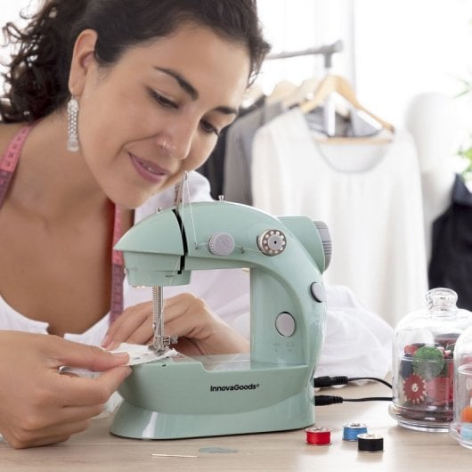 InnovaGoods Sewny Mini Máquina de Coser Portátil con LED y Accesorios