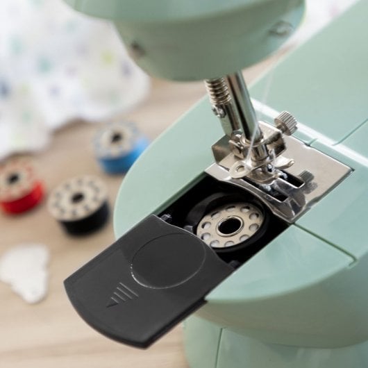 InnovaGoods Sewny Mini Máquina de Coser Portátil con LED y Accesorios