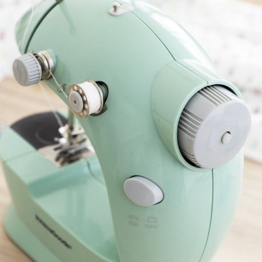 InnovaGoods Sewny Mini Máquina de Coser Portátil con LED y Accesorios