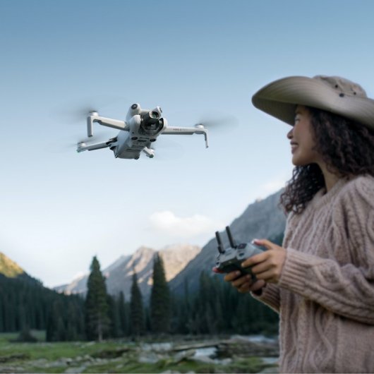 DJI Mini 4 Pro Pack Vuela Más Dron UltraHD 4K con Control Remoto DJI RC 2