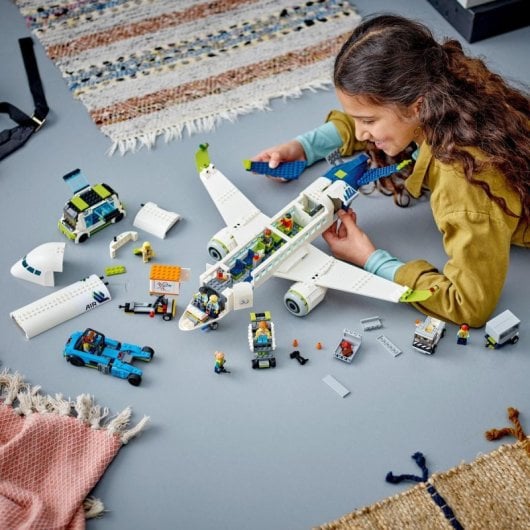 Set de juguetes de construcción LEGO® City 60367 Avión de Pasajeros (930 piezas)