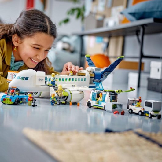Set de juguetes de construcción LEGO® City 60367 Avión de Pasajeros (930 piezas)