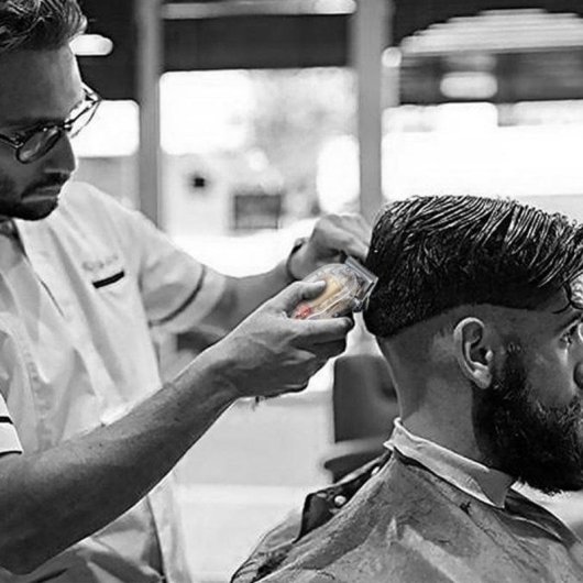 Máquina de Cortar Cabelo Profissional Klack Sem Fios 180min 4 Pentes Ajuste 0.2mm Corpo Transparente