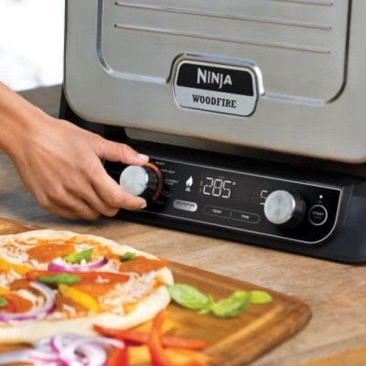 Parrilla Ninja OO101EU 2400W Electricidad + Carbón Vegetal Negra/Roja