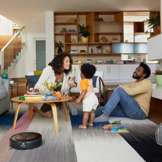 iRobot Roomba j7+ Robot Aspirador com Estação de Esvaziamento Automático Clean Base