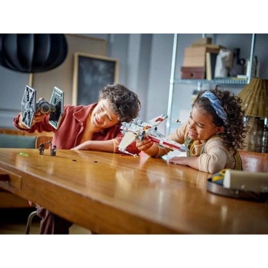 LEGO Star Wars Caca TIE e Ala-X Fusionados 1063 peças