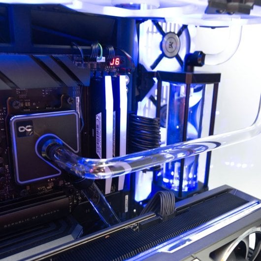PcCom Custom Ryzen 7 9800X3D / 64GB / 4TB M.2 / RTX 5090 + Windows 11 Pro
