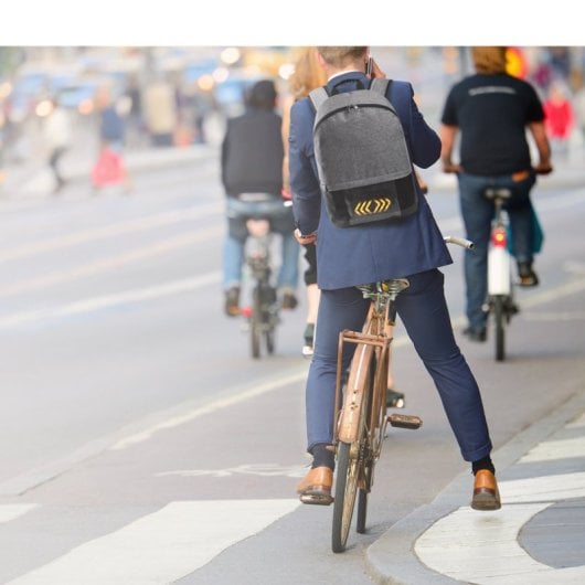 Klack Mochila con Indicadores Luminosos para Bicicleta/Patinete: Innovación y Comodidad