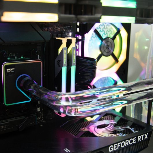 AMD Ryzen 7 9800X3D personnalisé de PcCom / 32 Go / SSD 2 To / RTX 5070 Ti + Windows 11 Pro