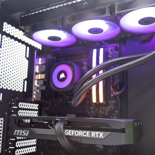 Scheda grafica AMD Ryzen 7 9800X3D / 32 GB / 2 TB SSD / RTX 5080