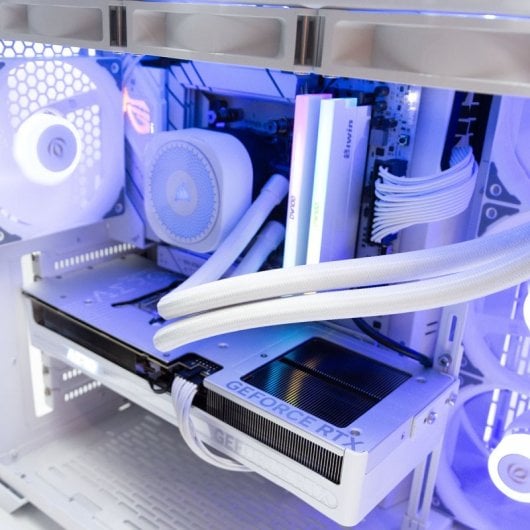PcCom Ultimate Ryzen 7 9800X3D / 32GB / 2TB M.2 / RTX 5080 + Windows 11 Pro - Blanco