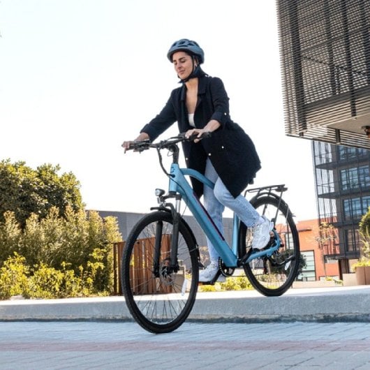 Vélo de ville électrique Cecotec Urban Pro 28 pouces, autonomie de 90 km, bleu