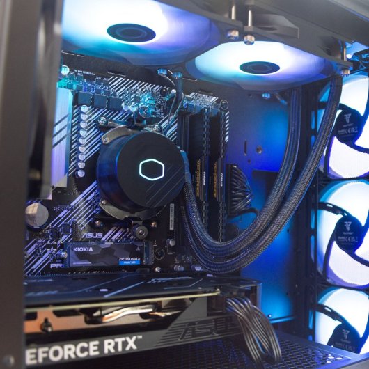 AMD Ryzen 7 5700X/32 GB/1 TB SSD/RTX 3050 pronto per PcCom LE