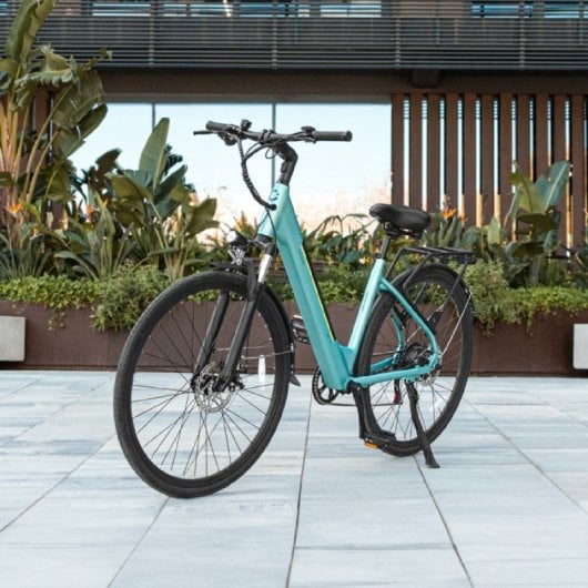 Vélos électriques urbains Cecotec 28 pouces, autonomie de 90 km, bleu