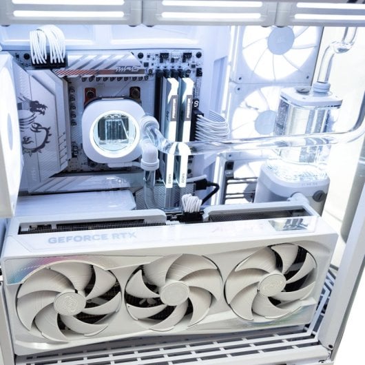 PcCom Custom Ryzen 7 9800X3D / 64GB / 4TB M.2 / RTX 5090 + Windows 11 Pro - Blanco