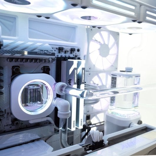 PcCom Custom Ryzen 7 9800X3D / 64GB / 4TB M.2 / RTX 5090 + Windows 11 Pro - Blanco