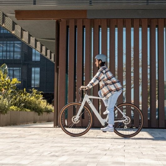 Vélo électrique urbain Cecotec Sprint 28 pouces, 70 km d'autonomie, blanc