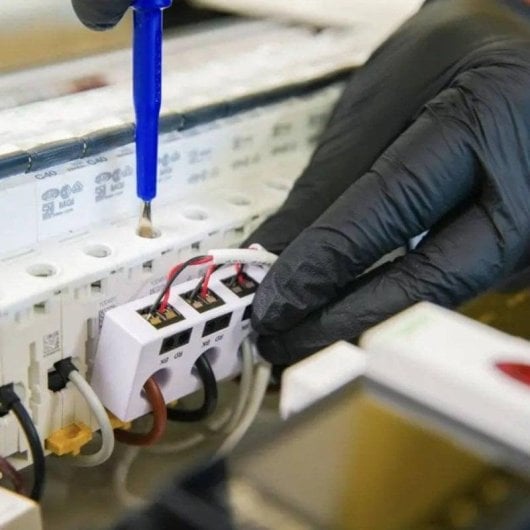 Relais Wi-Fi Shelly Pro 3EM-3CT63 Suivi de l’énergie Connectivité Wi-Fi Ethernet Montage DIN Triphasé