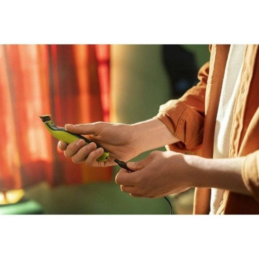 Tondeuse Barbe Visage Philips Norelco OneBlade QP2724/10 Sans Fil 45min Sec et Mouillé 3 Sabots