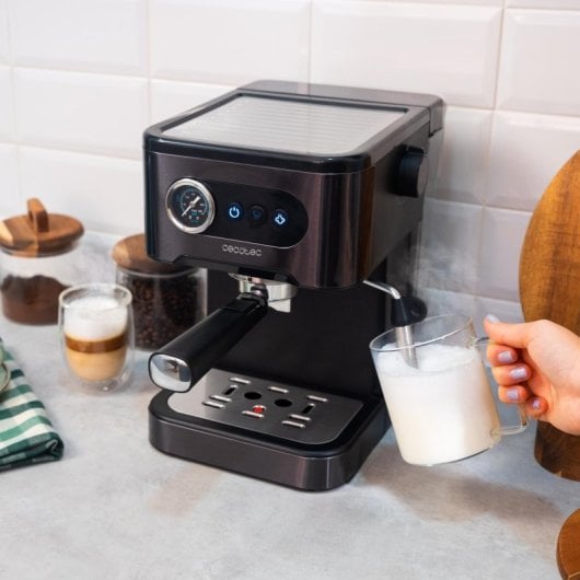Cafetera Express Cecotec Power Espresso 20 Pro Latte 1,5L 20 bares con vaporizador y depósito de leche 550ml