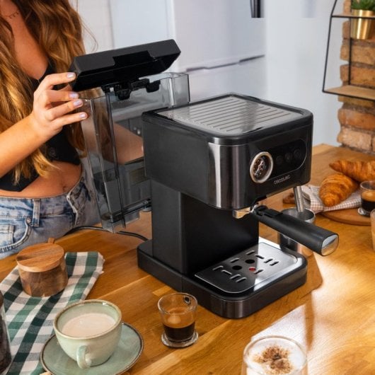 Cafetera Express Cecotec Power Espresso 20 Pro Latte 1,5L 20 bares con vaporizador y depósito de leche 550ml