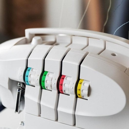 Remalladora Cecotec BelleCouture OverLock 1100rpm Avance Diferencial Prensatelas Ajustable Kit Accesorios