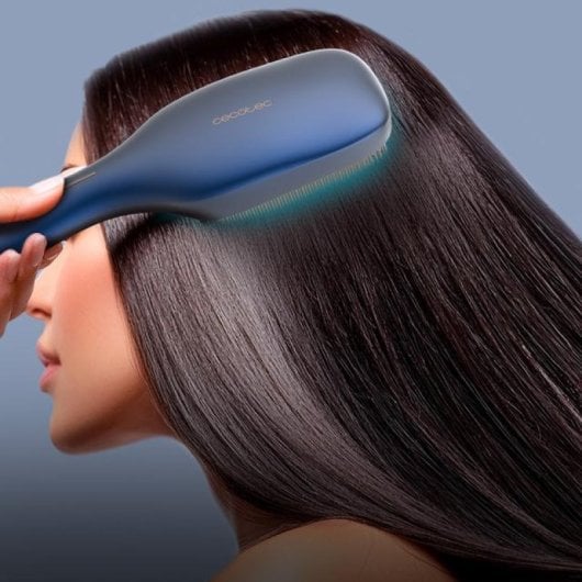 Escova revitalizante Cecotec HairCare Revitalize Blue com tecnologias de iões negativos e massagem EMS.