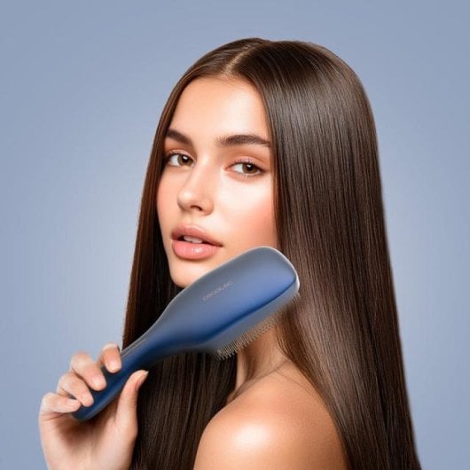 Escova revitalizante Cecotec HairCare Revitalize Blue com tecnologias de iões negativos e massagem EMS.