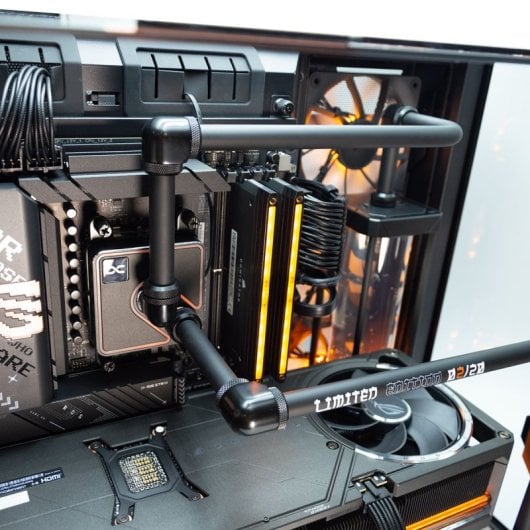 PcCom Custom 20 Aniversario AMD Ryzen 7 9800X3D / 64GB / 2TB SSD / RTX 5080 + Windows 11 Pro