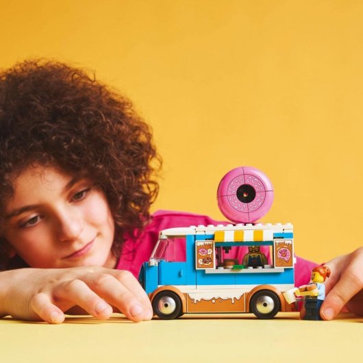 Lego City Camión de Dónuts, Food Truck con Minifiguras para Niños de 5+ Años