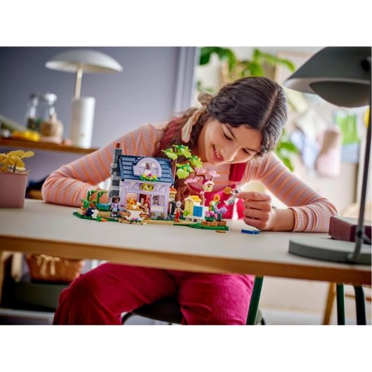 Lego Friends Casa de los Apicultores y Jardín de Flores, Juguete y Decoración con Mini Muñecos 12+