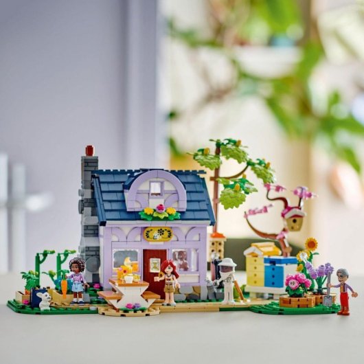 Lego Friends Casa de los Apicultores y Jardín de Flores, Juguete y Decoración con Mini Muñecos 12+