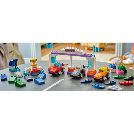 Lego Duplo Coches de Carreras y Pilotos del Equipo de F1, Juguete con Semáforo y Trofeo 2+ Años