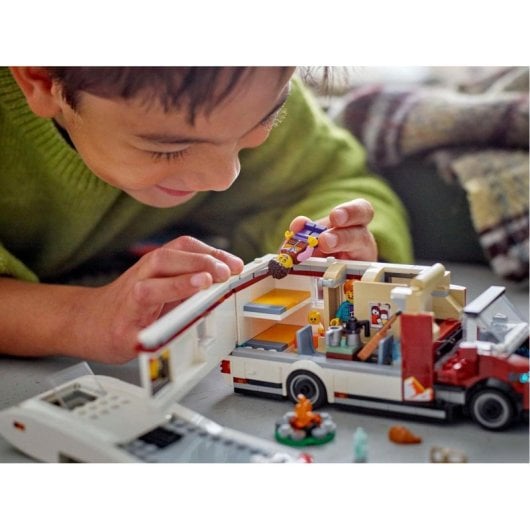 Lego City Autocaravana Aventurera de Vacaciones, Furgoneta de Juguete con Minifiguras y Accesorios