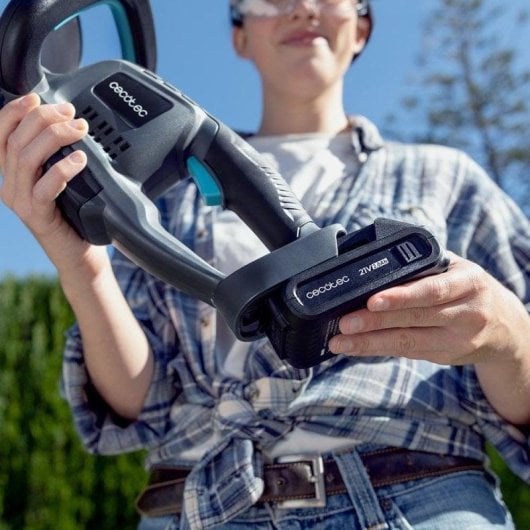 Cortasetos Cecotec TitaniumSword 4500 Freemove Brushless 45cm batería 21V titanio