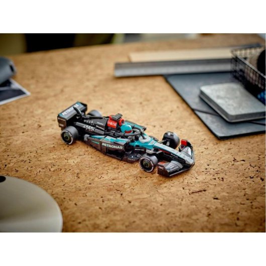 Lego Speed Champions Coche de Carreras Mercedes-AMG F1 W15 y Piloto para Niños de 10+ Años
