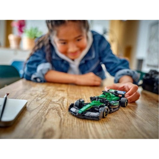 Lego Speed Champions Coche de Carreras Aston Martin Aramco F1 AMR24 para Niños de 10+ Años