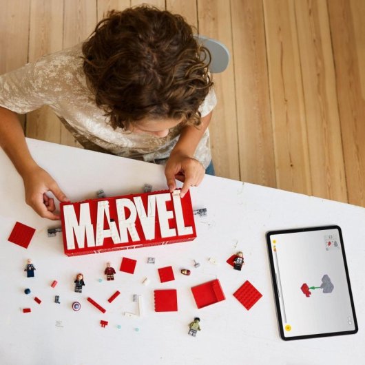 Lego Marvel Logotipo: Maqueta Decorativa Con Figuras Capitán América, Hulk Y Thor 76313