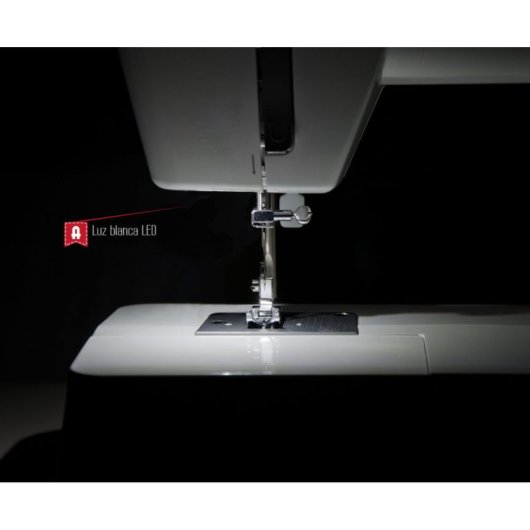 Máquina de coser Alfa Potencia 70W 21 puntadas chasis metálico LED alta estabilidad
