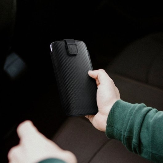 Universelle Forcell Pocket 4″-Hülle in Schwarz, Öko-Leder, Klettverschluss, Carbon-Muster