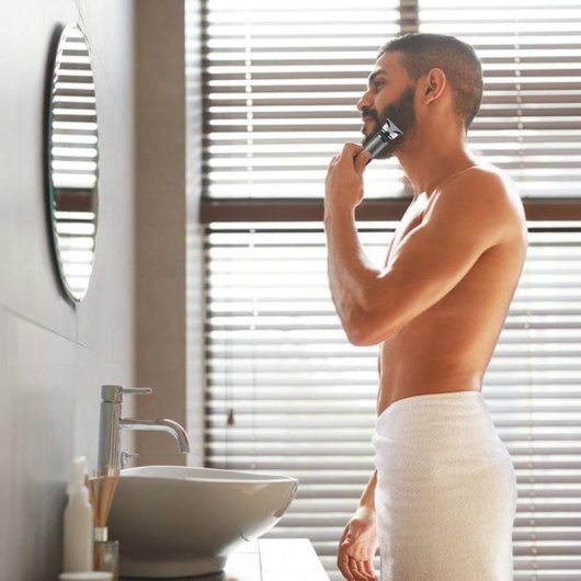 Máquina de Cortar Cabelo Profissional Ufesa Razor Fade Sem Fios 150min 3 Pentes Ecrã Digital