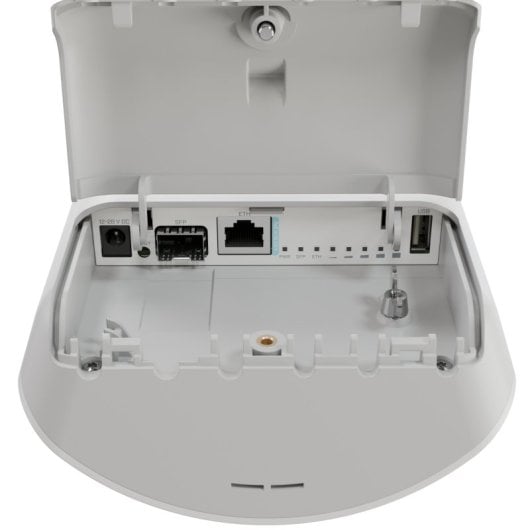 Punto di accesso WiFi 6 AX Mikrotik mANTBox ax 15s con antenna settoriale dual-band PoE da 15 dBi
