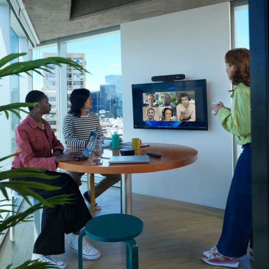 Barra de videoconferência Poly 4K Ultra HD com zoom digital de 5x, Wi-Fi, Bluetooth e áudio avançado