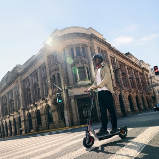 Scooter Elétrica Segway 25km/h até 70km de autonomia 1200W TFT Dobrável IPX6 Bluetooth