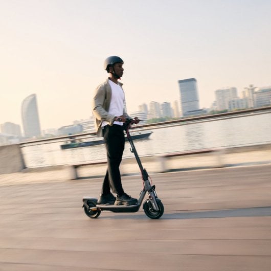 Scooter Elétrica Segway 25km/h até 70km de autonomia 1200W TFT Dobrável IPX6 Bluetooth