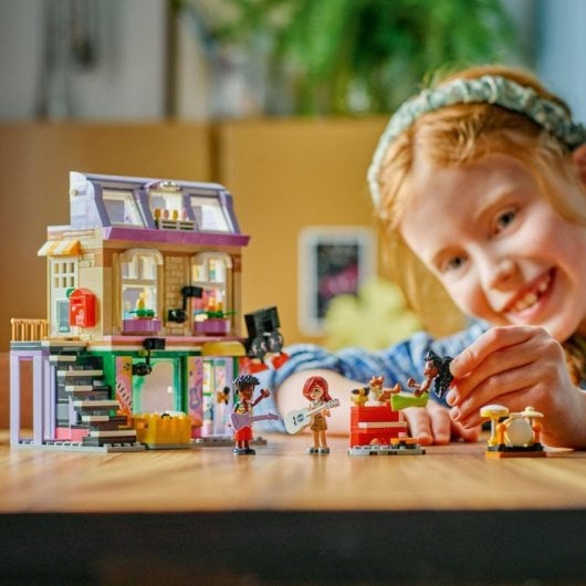Conjunto de Loja de Música e Apartamento LEGO Friends 42653 483 Peças Acessórios Musicais
