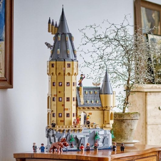 Conjunto LEGO Harry Potter 76454 Torre Central do Castelo de Hogwarts 2135 peças 12 minifiguras