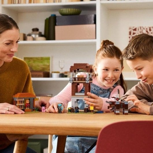 LEGO Minecraft 21278 Il Posto Avanzato dei Saccheggiatori e il Devastatore 665 pezzi