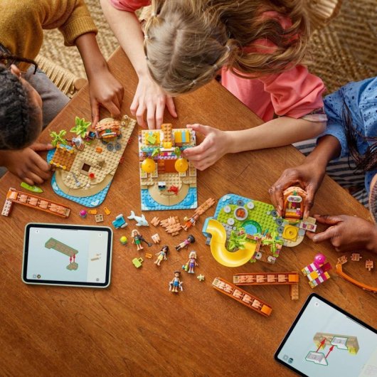 LEGO Friends 42673 Familien-Urlaubshotel-Set, 1140 Teile, 6 Spielfiguren und Zubehör