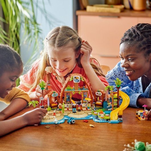 LEGO Friends 42673 Familien-Urlaubshotel-Set, 1140 Teile, 6 Spielfiguren und Zubehör